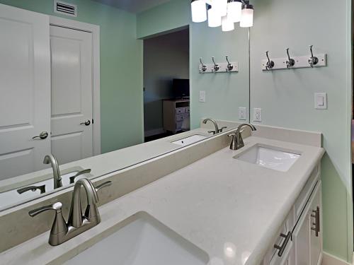 巴拿马城海滩Edgewater Villa 2406的一间带两个盥洗盆和大镜子的浴室