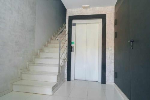 卡斯特利翁-德拉普拉纳多科托克拉勒公寓的一条带白色楼梯的走廊,设有一扇门