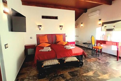 CampinhoAladin Comfort Country House的一间在房间内配有红色床的卧室