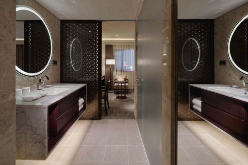 首尔首尔皇家酒店的浴室设有2个水槽和2面镜子