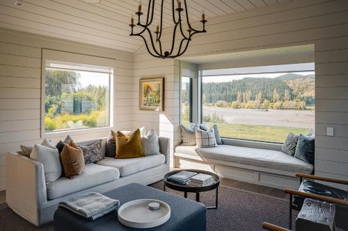 北哈夫洛克Craggy Range Luxury Vineyard Retreat的带沙发和窗户的客厅
