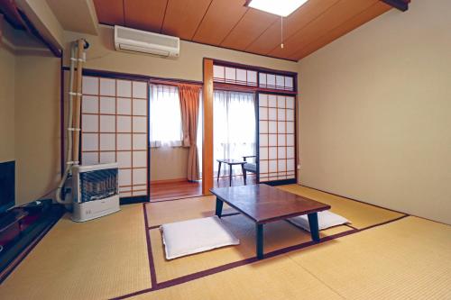 弘前市小堀旅馆的一间设有桌子和电视的房间
