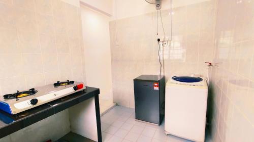 古来3810 Corner Tmn Putri Kulai 3BR 10pax SingleStyHouse near kulai AEON, JPO的一间带水槽和洗衣机的小浴室