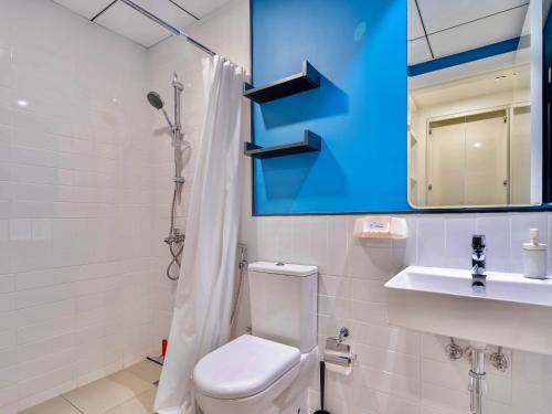 迪拜3BDRM Near Metro for Family&Group的一间带卫生间、水槽和镜子的浴室