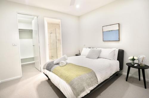 金德拜恩Pinecone Lodge的白色卧室配有一张白色的大床