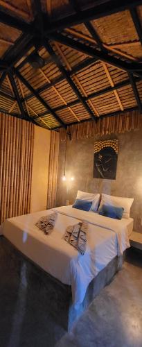 拉迈亚洲秘密度假村的卧室配有一张白色大床