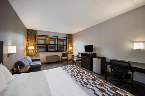 MerrickGateway Inn的酒店客房设有床和客厅。