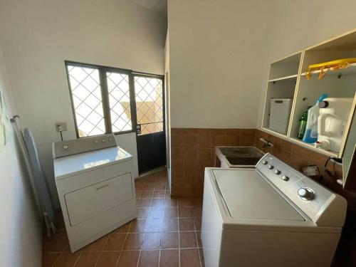 恩塞纳达港Casa Orta Ensenada的一间带水槽和洗碗机的小厨房