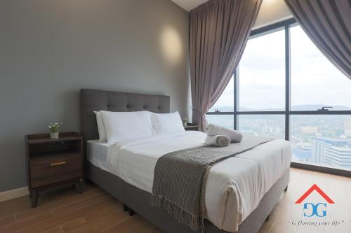 吉隆坡The Elements by Grabstay的一间卧室设有一张床和一个大窗户