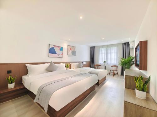 简阳国尚假日酒店(天府国际机场店)的酒店客房设有两张床和一张桌子。