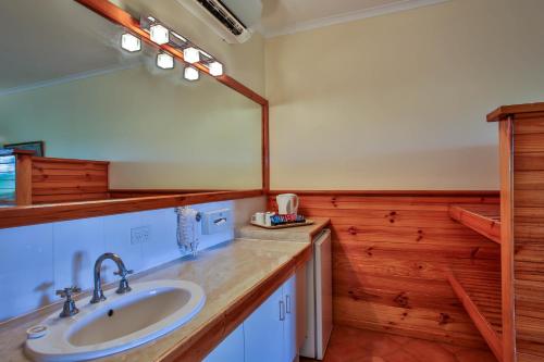 Halls Creek金伯利酒店的一间带水槽和镜子的浴室