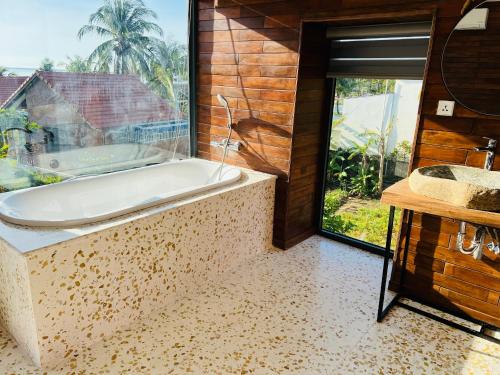 富国Lotus Home的带浴缸的浴室和窗户
