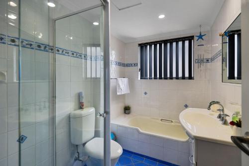 安特兰斯桑赫斯特5号公寓的浴室配有卫生间、盥洗盆和淋浴。