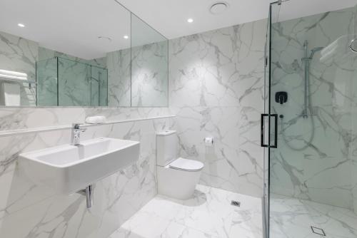 奥克兰Imagine Beach Road的白色的浴室设有水槽和淋浴。