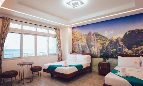 CamiingA&A of the North的酒店客房设有两张床,墙上挂有绘画作品
