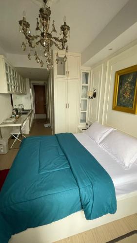 巴淡岛中心Alexa Meisterstadt pollux habibie的一间卧室配有一张带蓝色毯子的大床