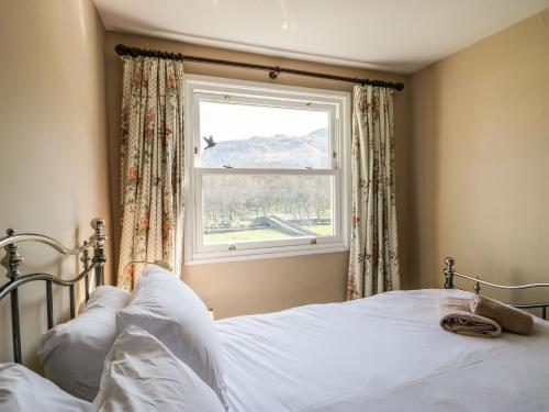 安布尔塞德Fellside View的一间卧室设有一张床和一个窗口