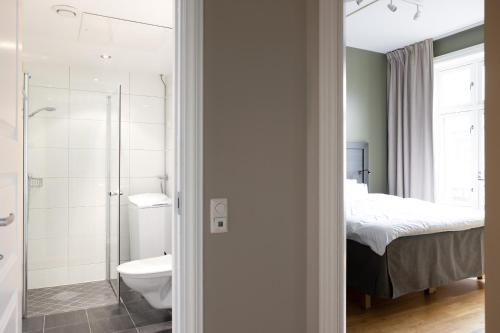 奥斯陆Frogner House - Bislett的带淋浴和卫生间的浴室以及1张床。