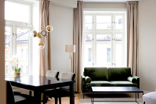 奥斯陆Frogner House - Bislett的客厅配有绿色沙发和桌子