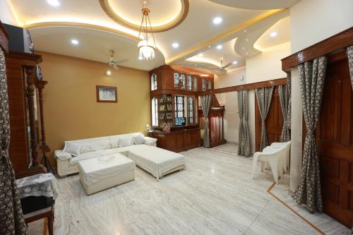 瓦拉纳西Kapoor Sahab Homestay : it's a home away from home.的客厅配有沙发和桌子