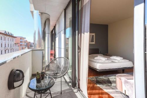 贝加莫AR Prestige Penthouse - Soho的带一张床的阳台的客房和带窗户的客房