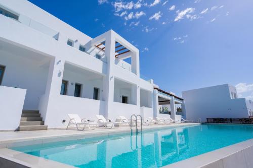 普恩达Kouros Blanc Resort & Suites的白色的别墅 - 带游泳池和