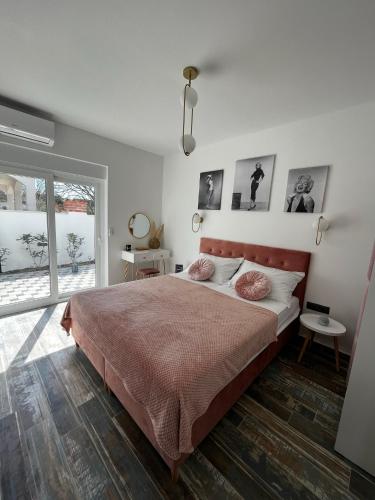 沃迪切LuxVilla AURORA的一间卧室设有一张大床和一个窗户。