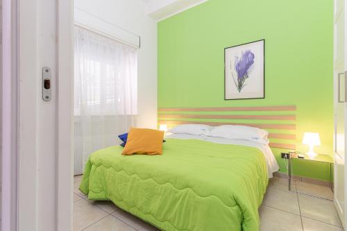 那不勒斯da ARMIDA VIP Flat的一间卧室配有一张带绿毯的床