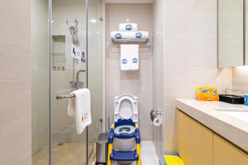 广州广州盛捷海珠中心服务公寓 - 广交会期间免费往返展馆穿梭巴士的浴室配有淋浴和卫生间。