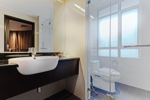 哥打京那巴鲁六十三酒店的白色的浴室设有水槽和卫生间。