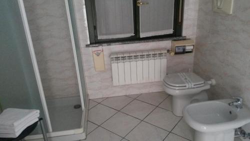 马里亚诺科门塞喷泉公寓酒店的一间带卫生间和水槽的浴室