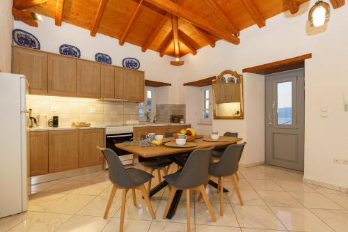 伊兹拉Villa Maria - Hydra Dream Houses的厨房配有木桌和椅子
