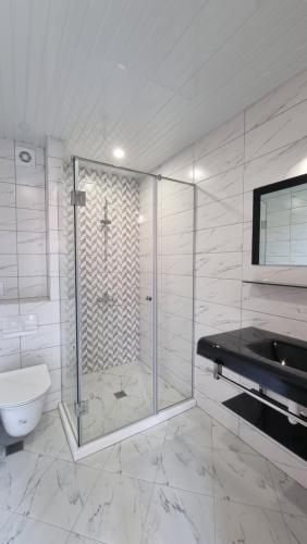 索佐波尔hotel DIAMANTI的带淋浴、卫生间和盥洗盆的浴室