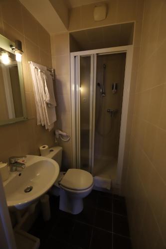 巴黎鲁西永酒店的浴室配有卫生间、淋浴和盥洗盆。