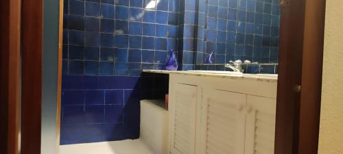 卡斯特利翁-德拉普拉纳Habitación de matrimonio en el centro的浴室配有水槽和蓝色瓷砖墙。