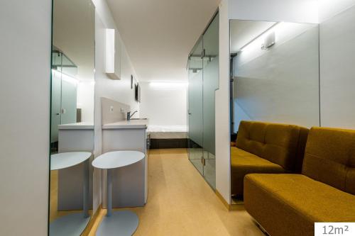 维也纳Smart Nano Living - Wien Hauptbahnhof的客厅配有沙发和桌子