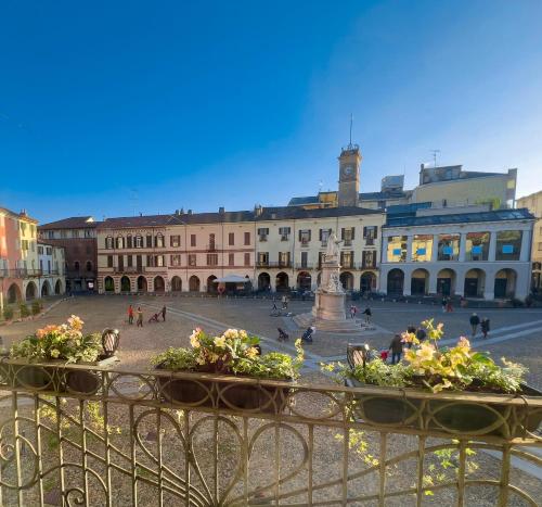 韦尔切利Dimora Conte Cavour的享有城市广场和建筑的景色