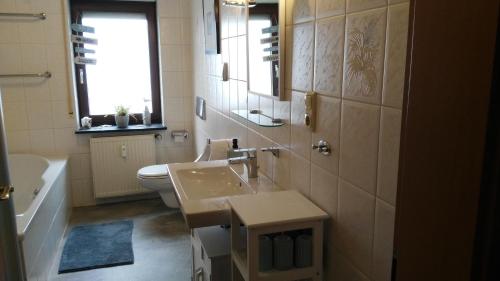 巴哈拉赫Exklusive Ferienwohnung Lurelei 150 qm mit Traumblick 4 bis 9 P的浴室配有盥洗盆、卫生间和浴缸。