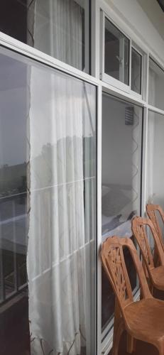 哈普特莱Haputale Super View的门廊上设有两把椅子和一扇窗户