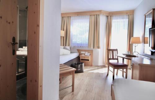 施图拜河谷新施蒂夫特斯塔克勒尔霍夫酒店的配有一张床、一张桌子和一张桌子的酒店客房