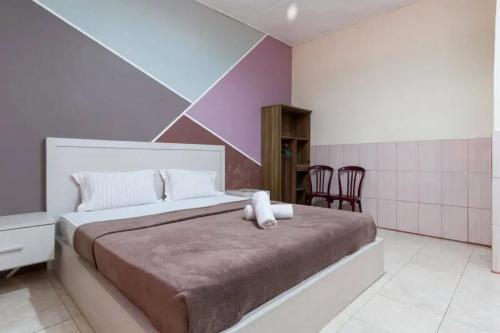巴拉巴特Hotel 78 Parapat Mitra RedDoorz的一间卧室设有一张大床和紫色的墙壁