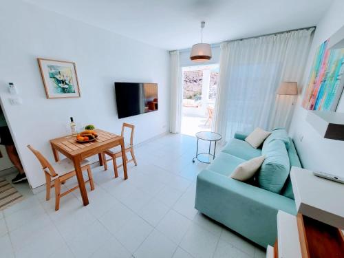 库拉海滩Gran Ocean View的客厅配有蓝色的沙发和桌子