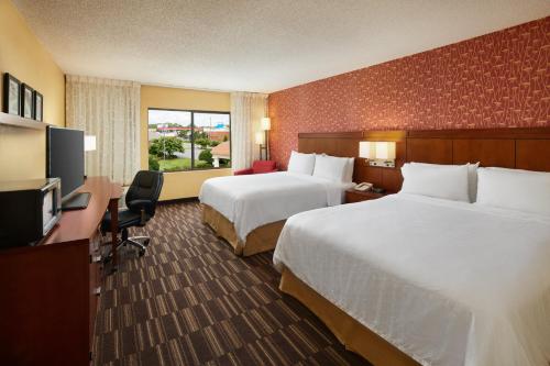 提夫顿蒂夫顿智选假日酒店的酒店客房设有两张床和电视。