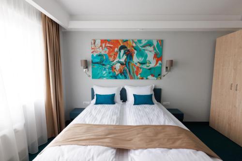 赛比什Hotel YVY的一间卧室配有一张带蓝色枕头的大床