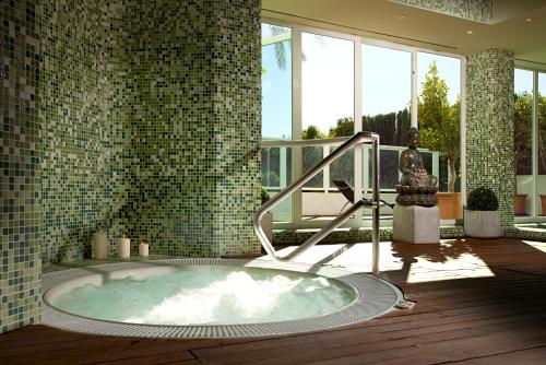 内尔哈Ona Marinas de Nerja Spa Resort的大楼内带按摩浴缸的浴室