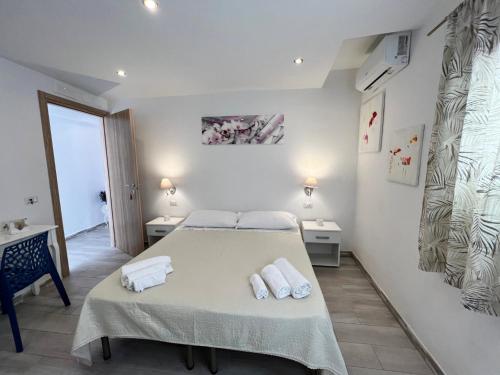 蓬扎Camere Dieci Maggio的一间卧室配有一张床,上面有两条毛巾