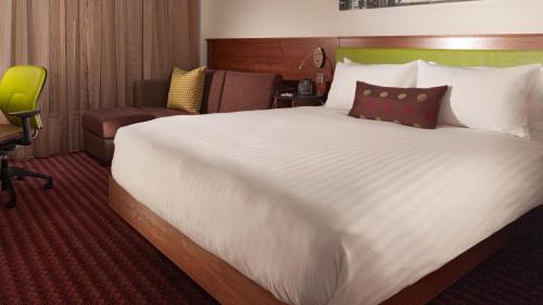 梅戈Tŷ Magor的一张大白色的床,位于酒店客房内