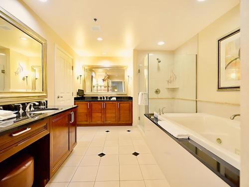 拉斯维加斯Amalz 2 Bedroom 3 Bathroom Balcony Suites at Mgm Signature !的带浴缸和盥洗盆的大浴室