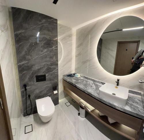 迪拜MD Hotel By Gewan的一间带水槽、卫生间和镜子的浴室