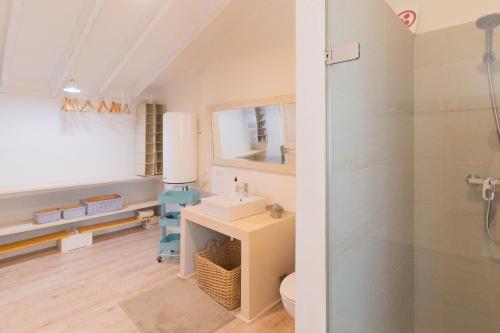 凯玛丽Pintor - Rustic Mallorquin town house 3 bedrooms and pool in Caimari的一间带水槽和淋浴的浴室
